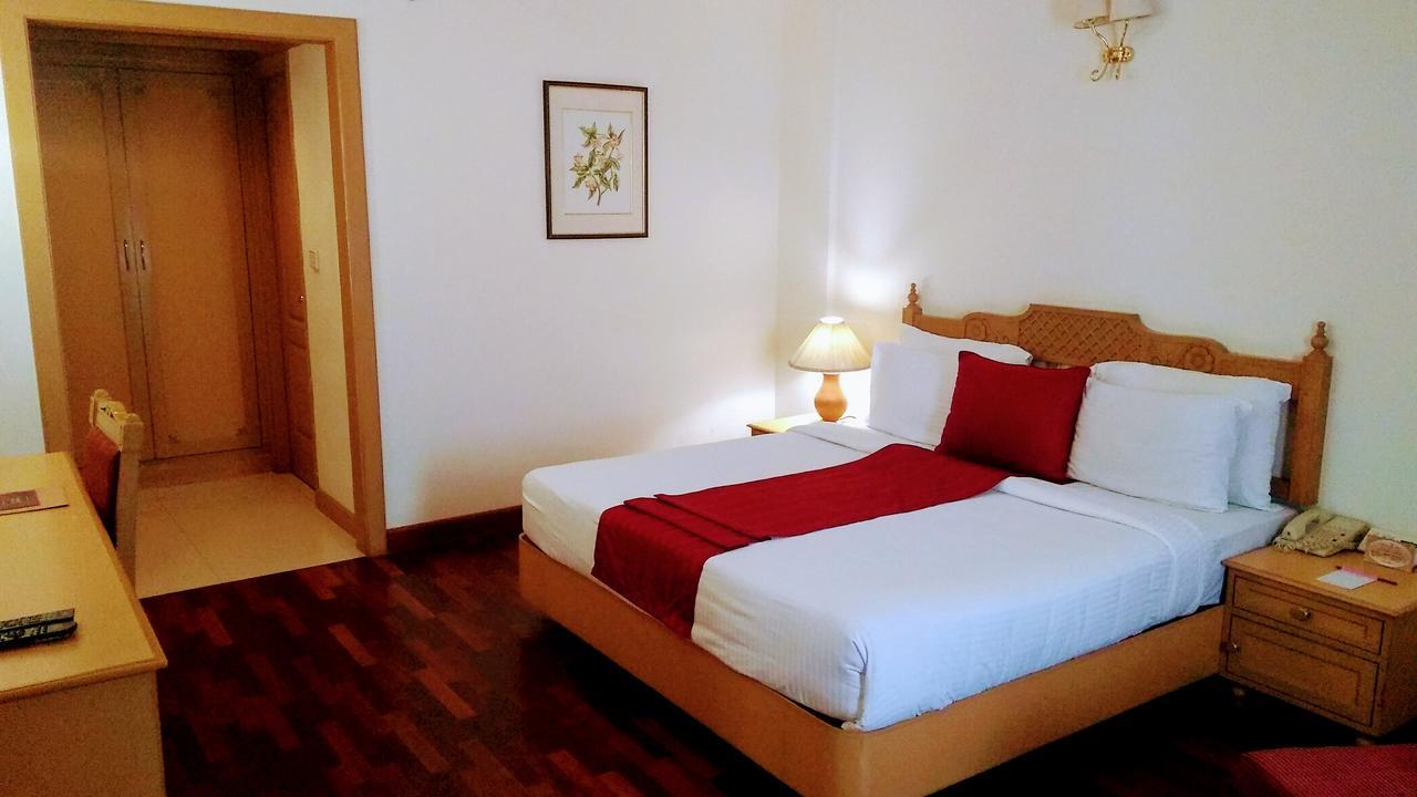 Hotel Abad Atrium Kochi