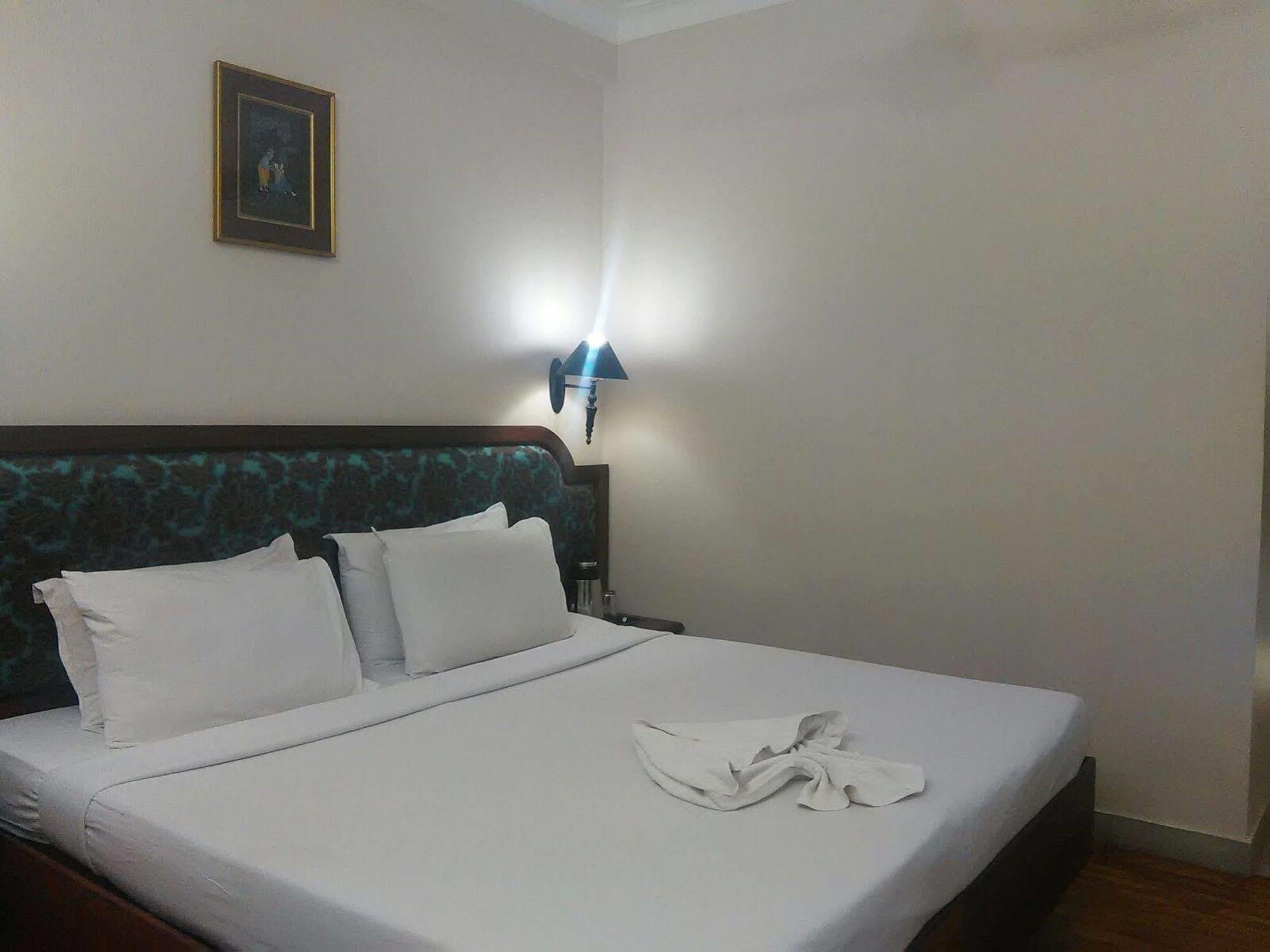 The Woods Manor Mg Road Hotel
