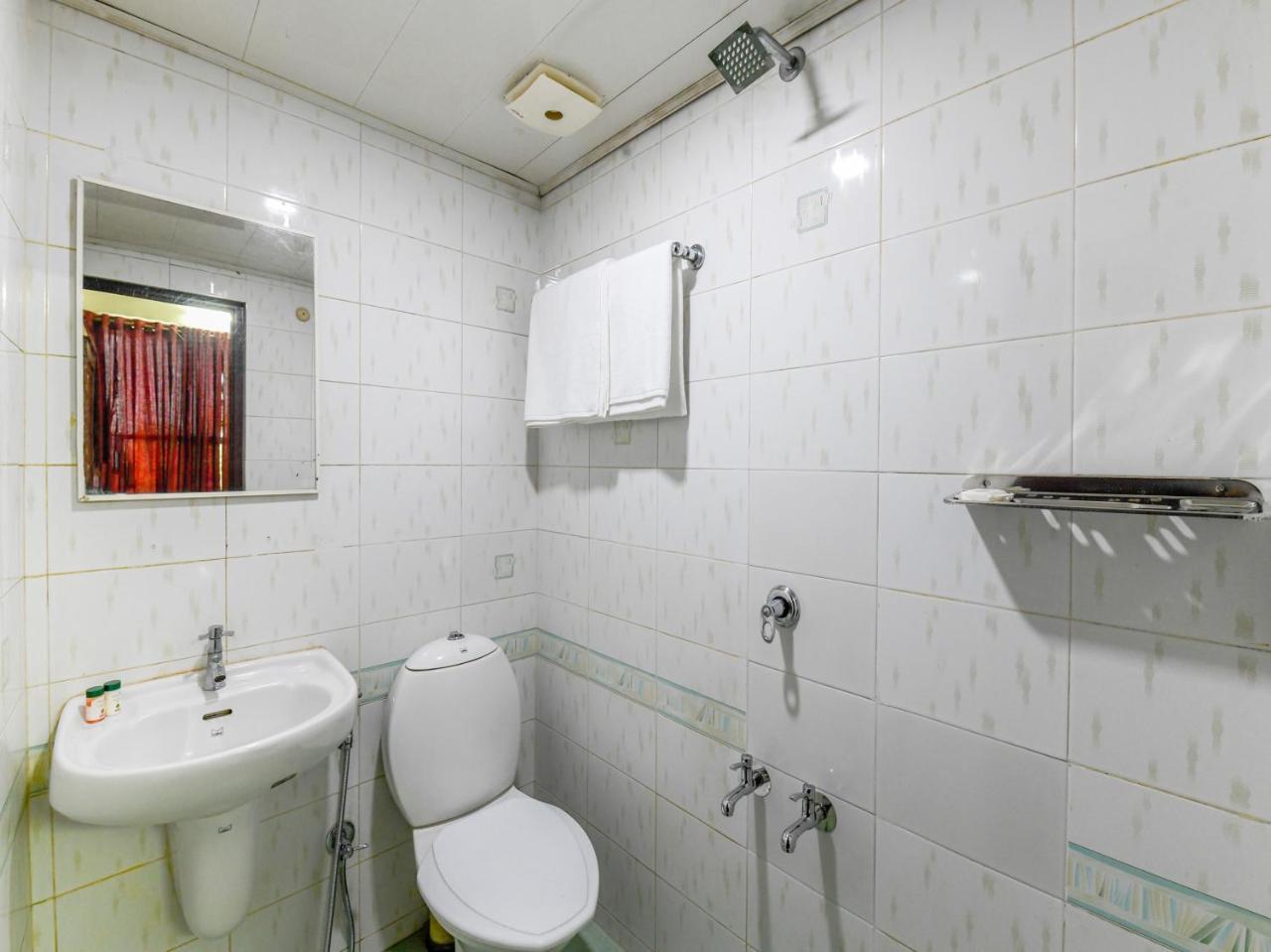 Oyo 11309 Land Residency Hotel