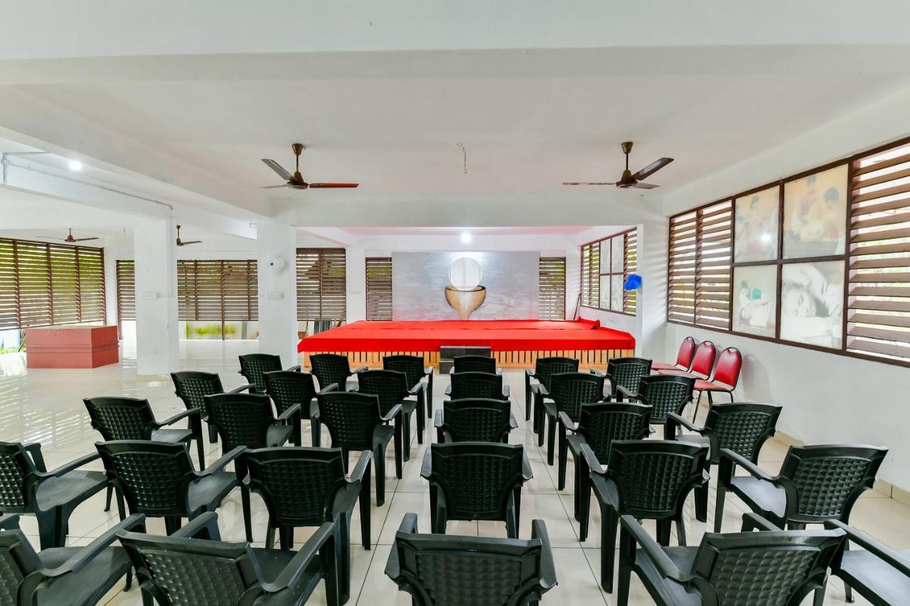 Oyo Flagship 22598 Oval Retreat