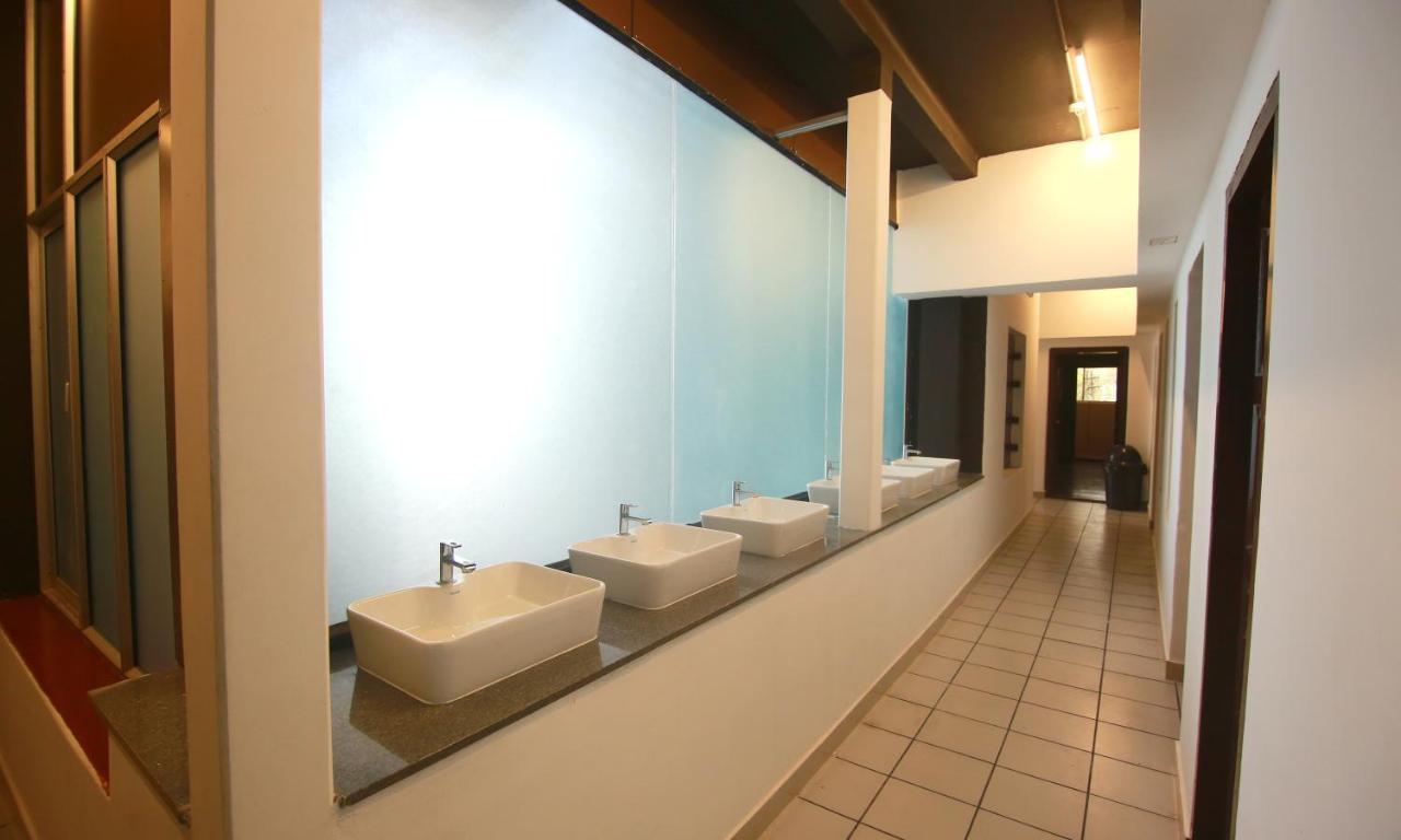Hostel The Metro Pod - Backpackers A/c Kochi