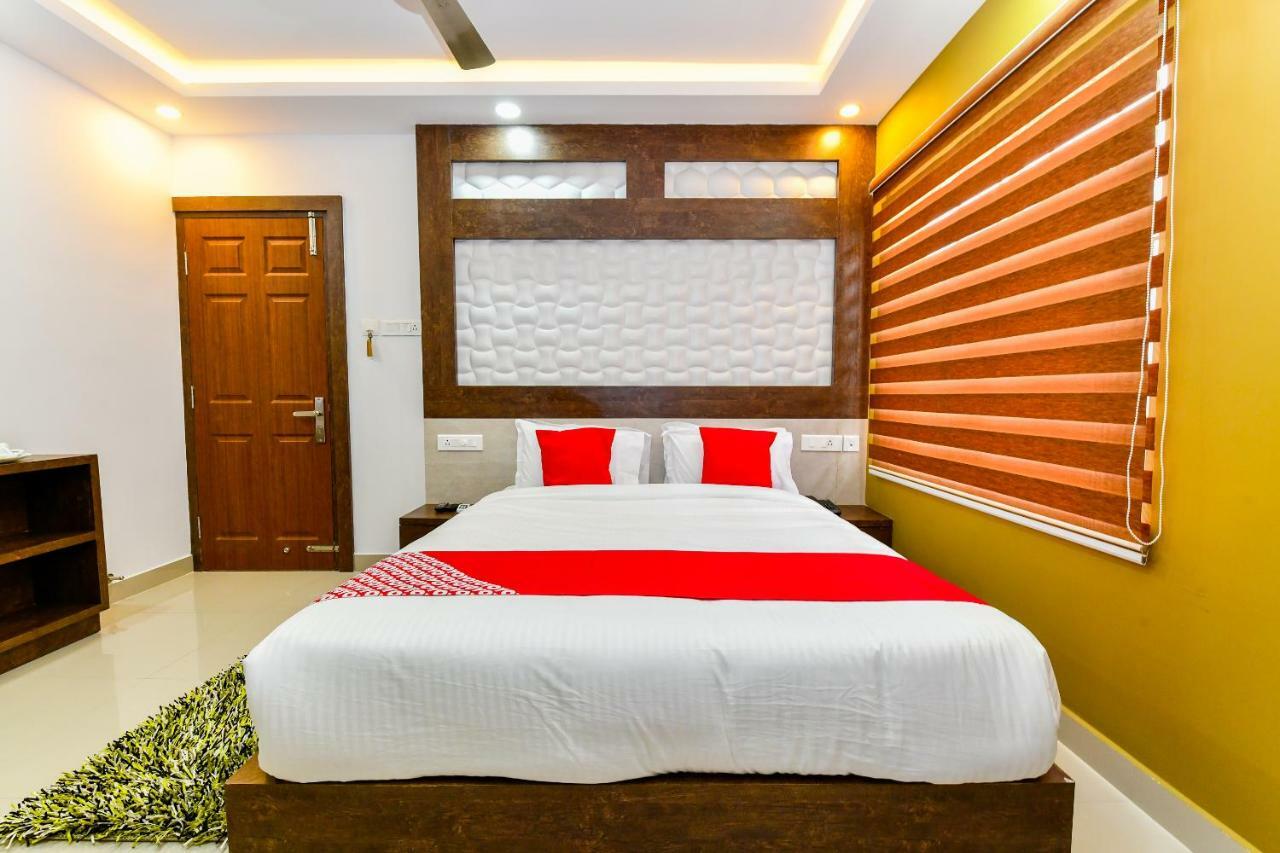Capital O 30549 D Hotel 3*
