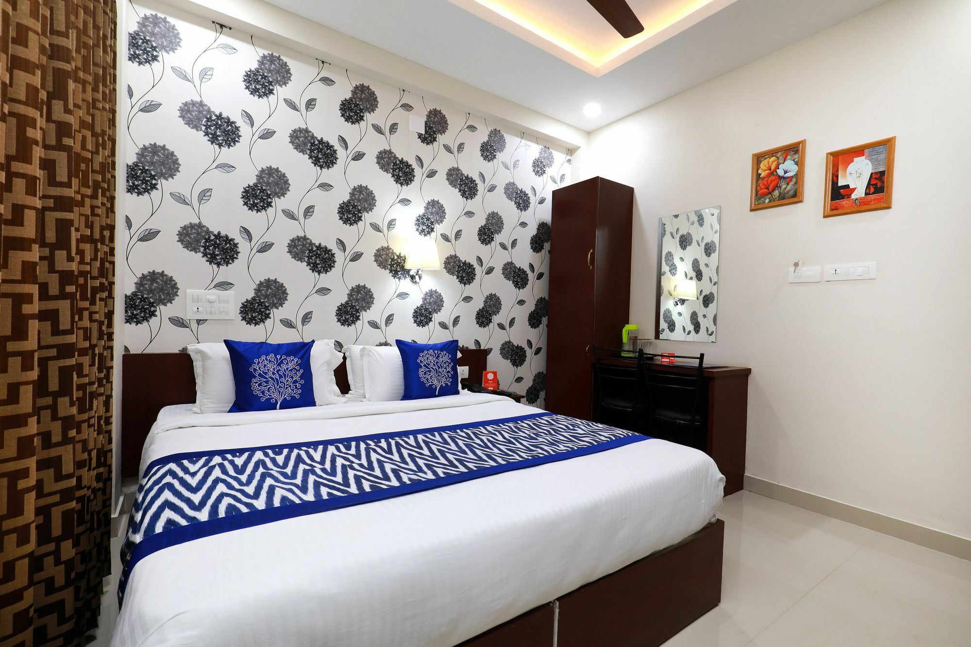 Oyo 6728 Almas Residency 3*
