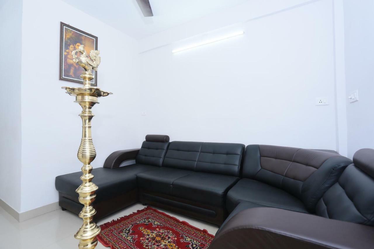 Oyo 30973 Thulasi Kochi