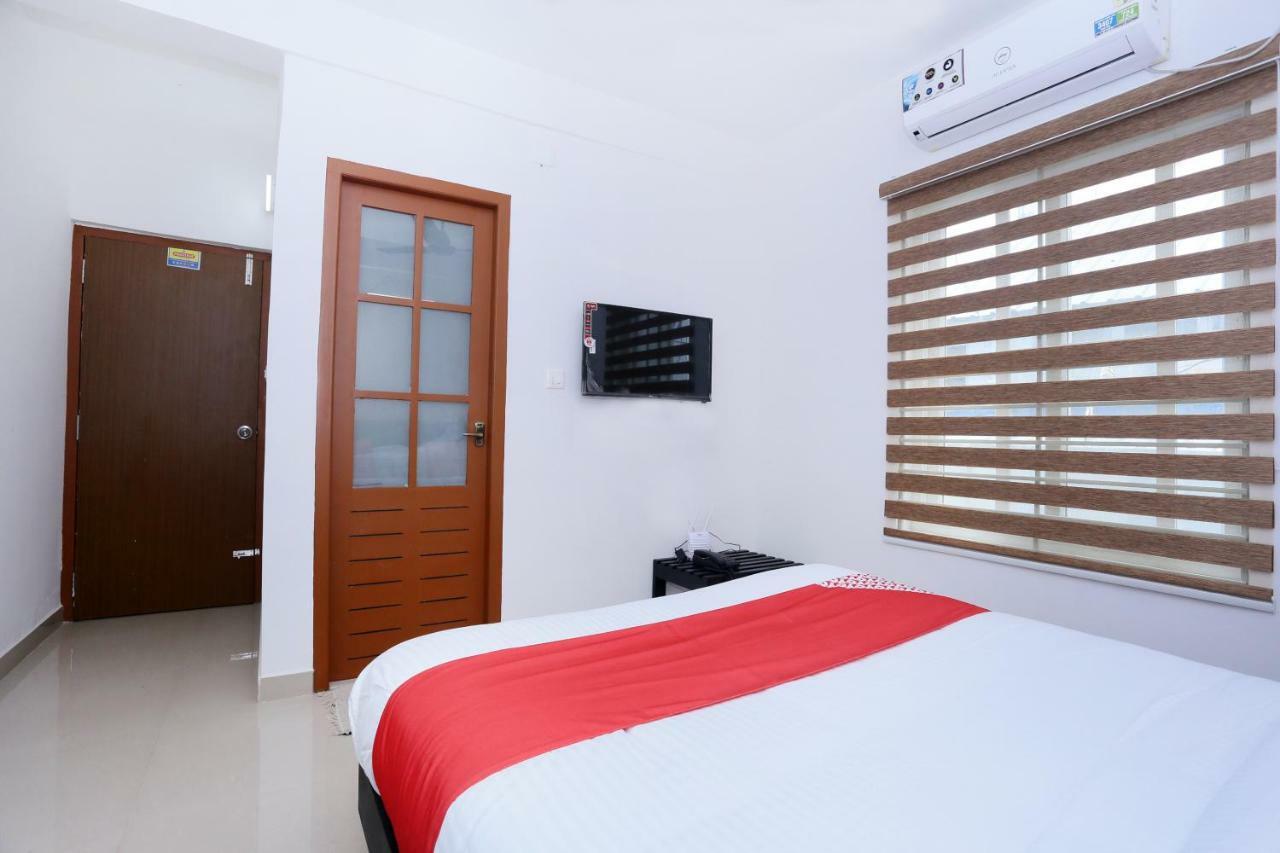 Oyo 30973 Thulasi Kochi