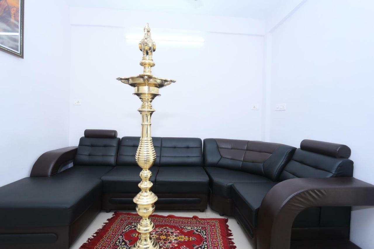 Oyo 30973 Thulasi Kochi