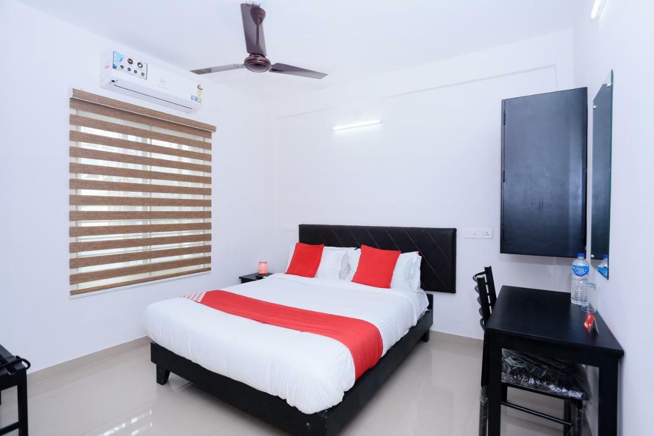 Oyo 30973 Thulasi Kochi