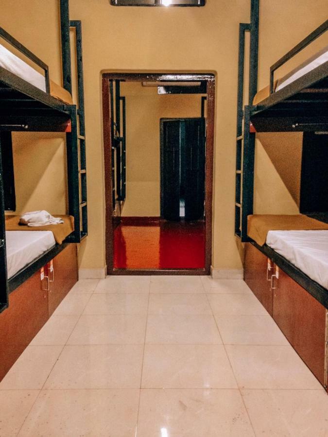 The Metro Pod - Backpackers A/c Hostel *