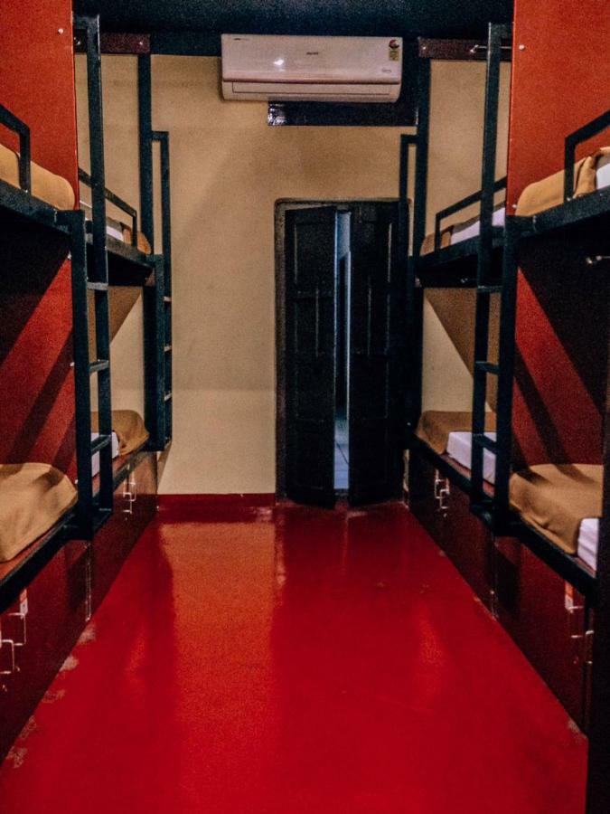 The Metro Pod - Backpackers A/c Hostel *