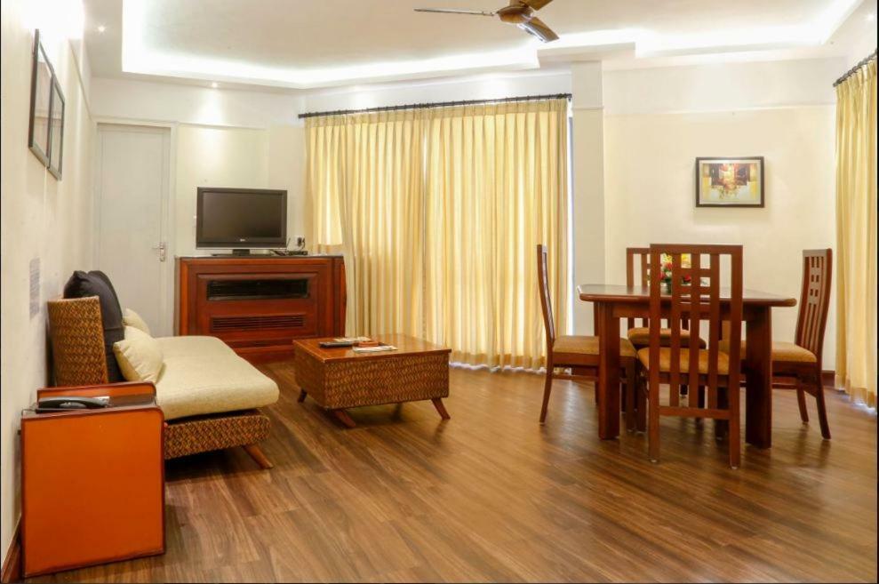 Hotel Riviera Suites Kochi