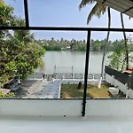 Joe\'S Riverfront Villa