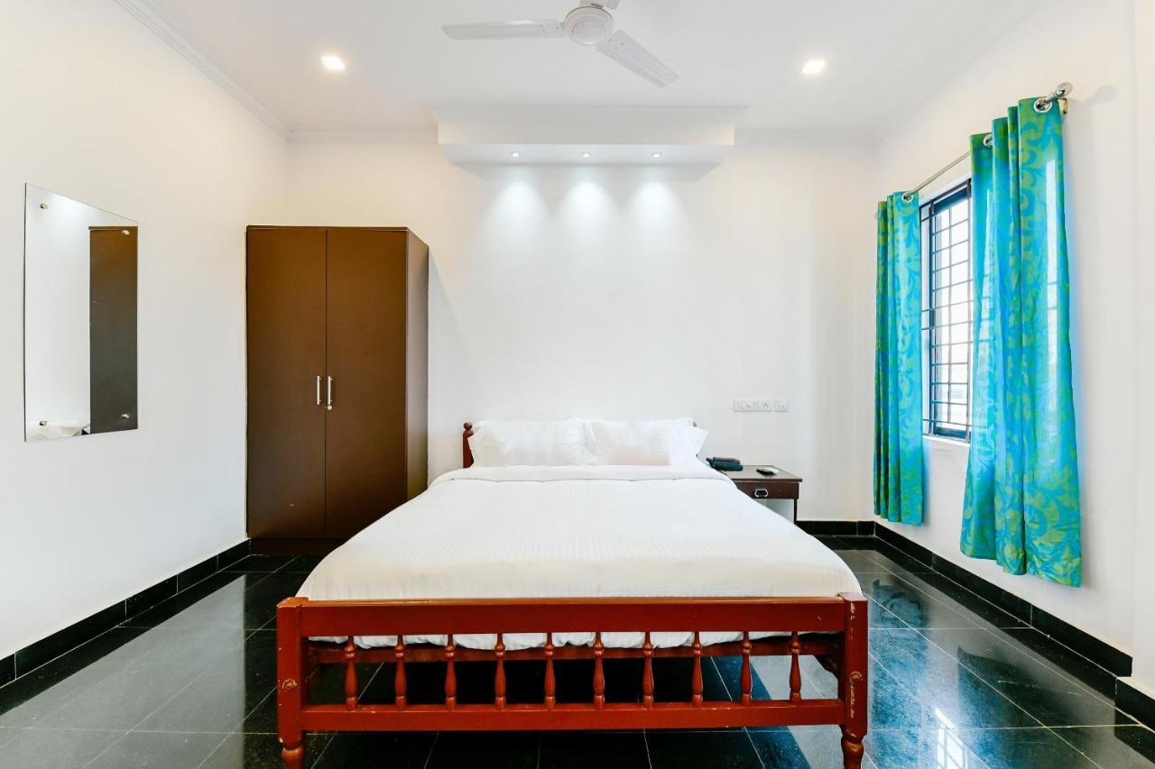 Spot On 39480 Vattekad Tourist Hotel Kochi