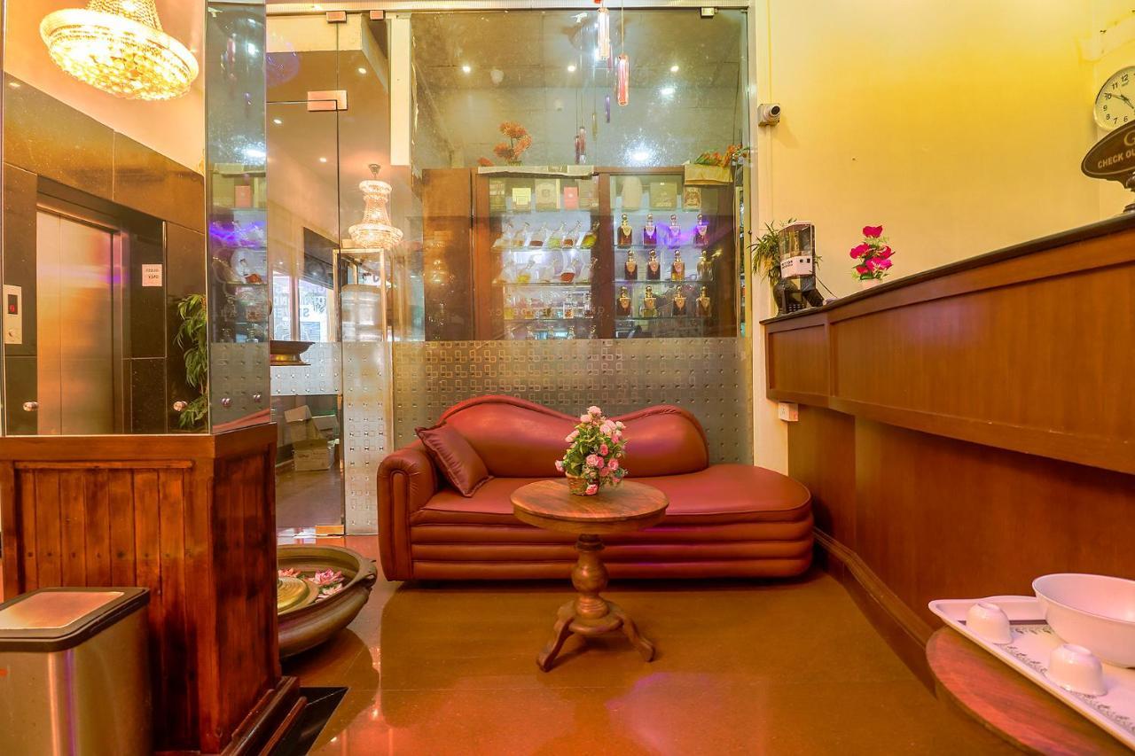 Hotel Fabhotel Ghala Residency