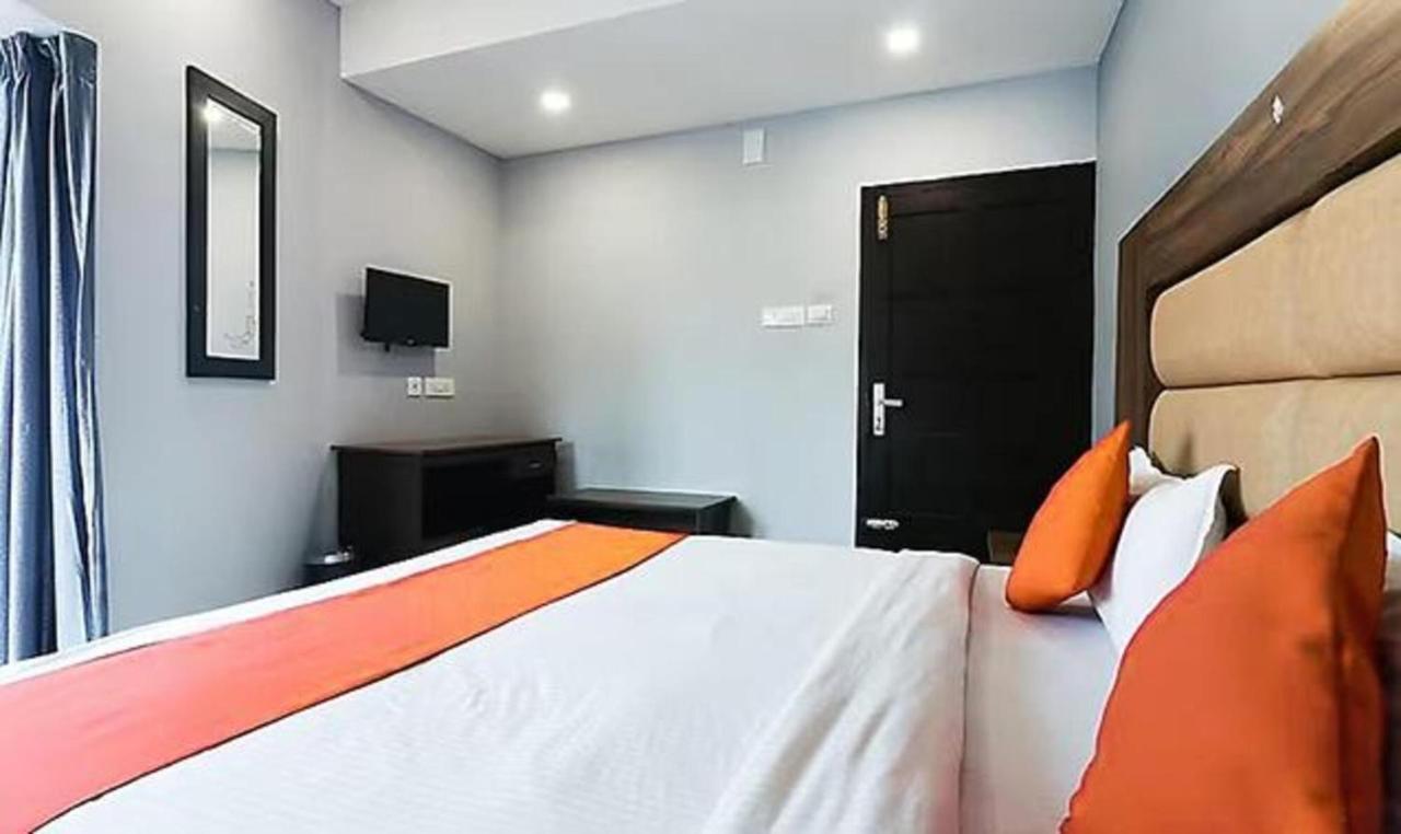 Hotel Queens Residency -
