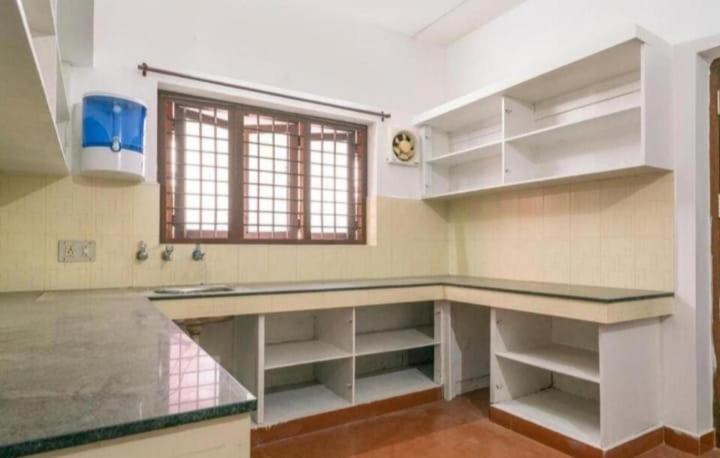 Apartment Tharayil *