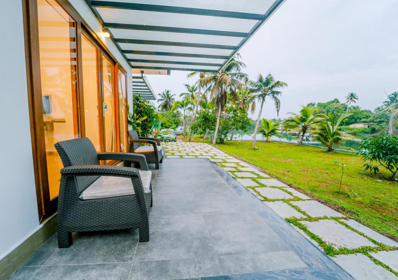La Riva Lakeside Private Pool By Voye Homes * Kochi