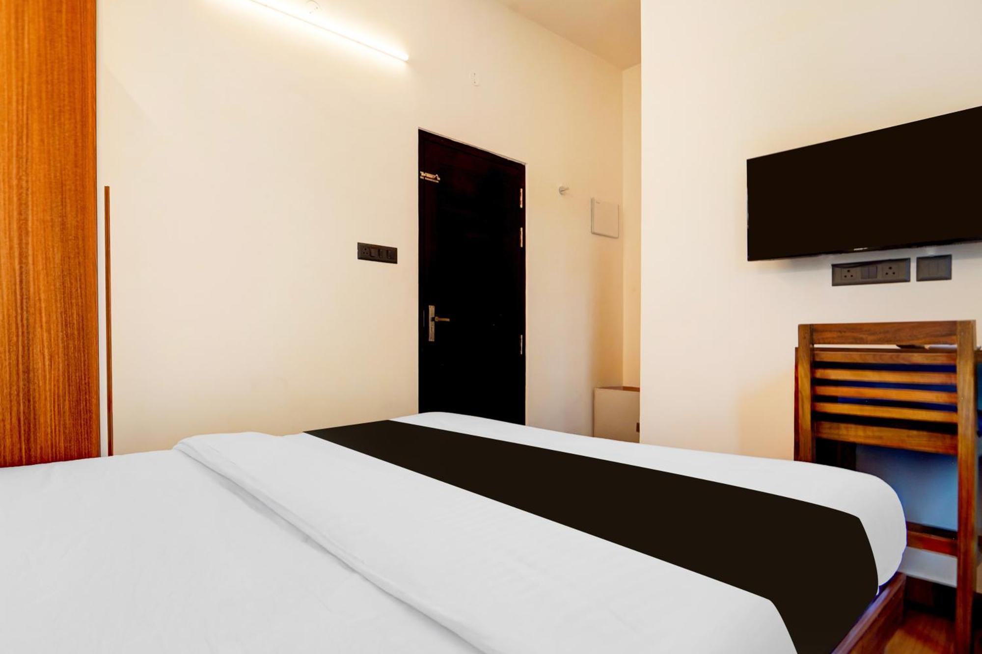 Super O Gandhi Nagar Near South Railway Backgate 3* Kochi