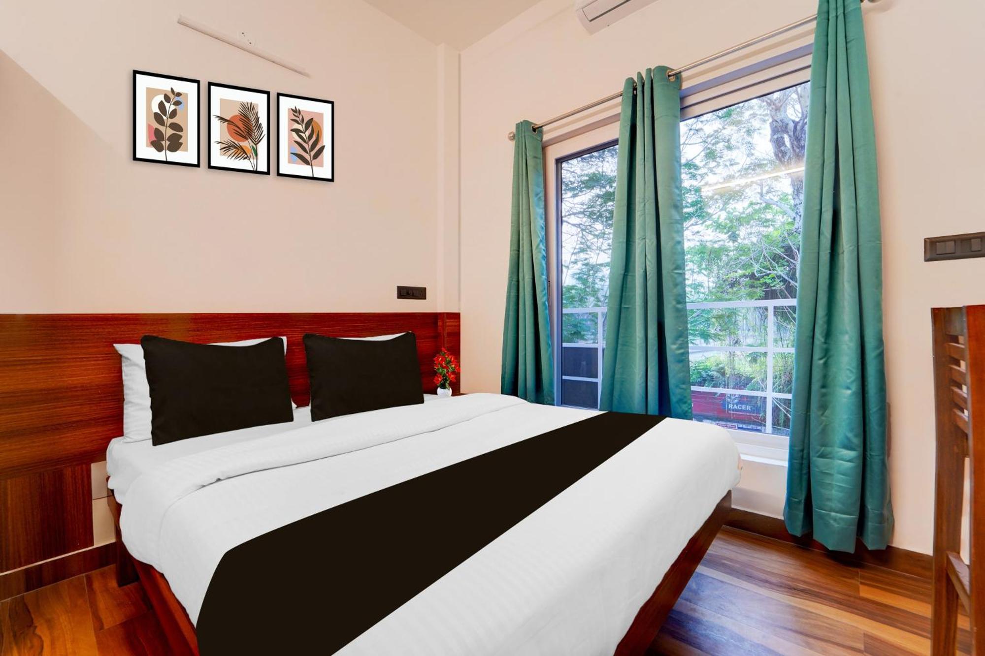 Super O Gandhi Nagar Near South Railway Backgate Hotel