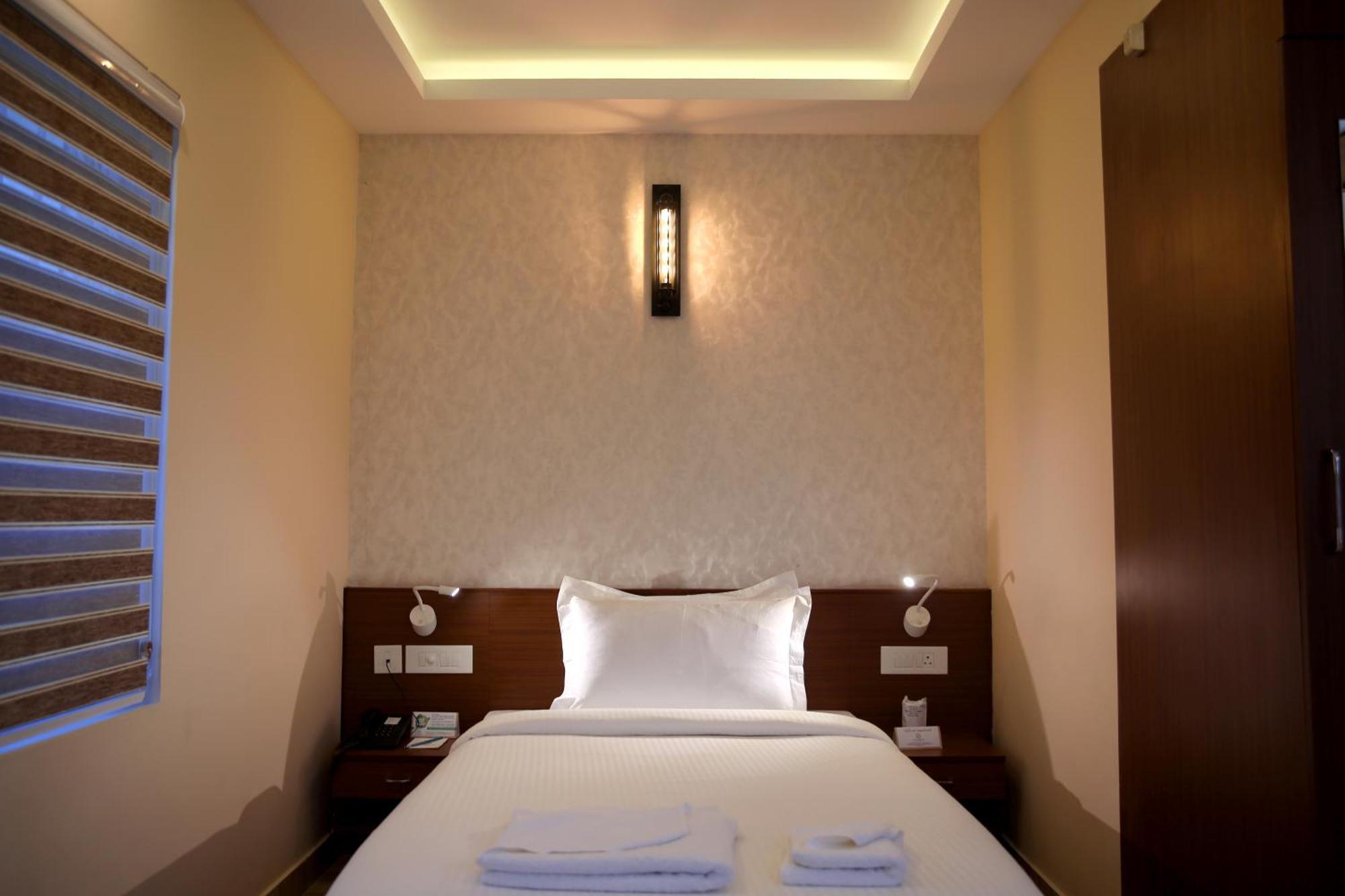 New Dchandelier Hotel 3*