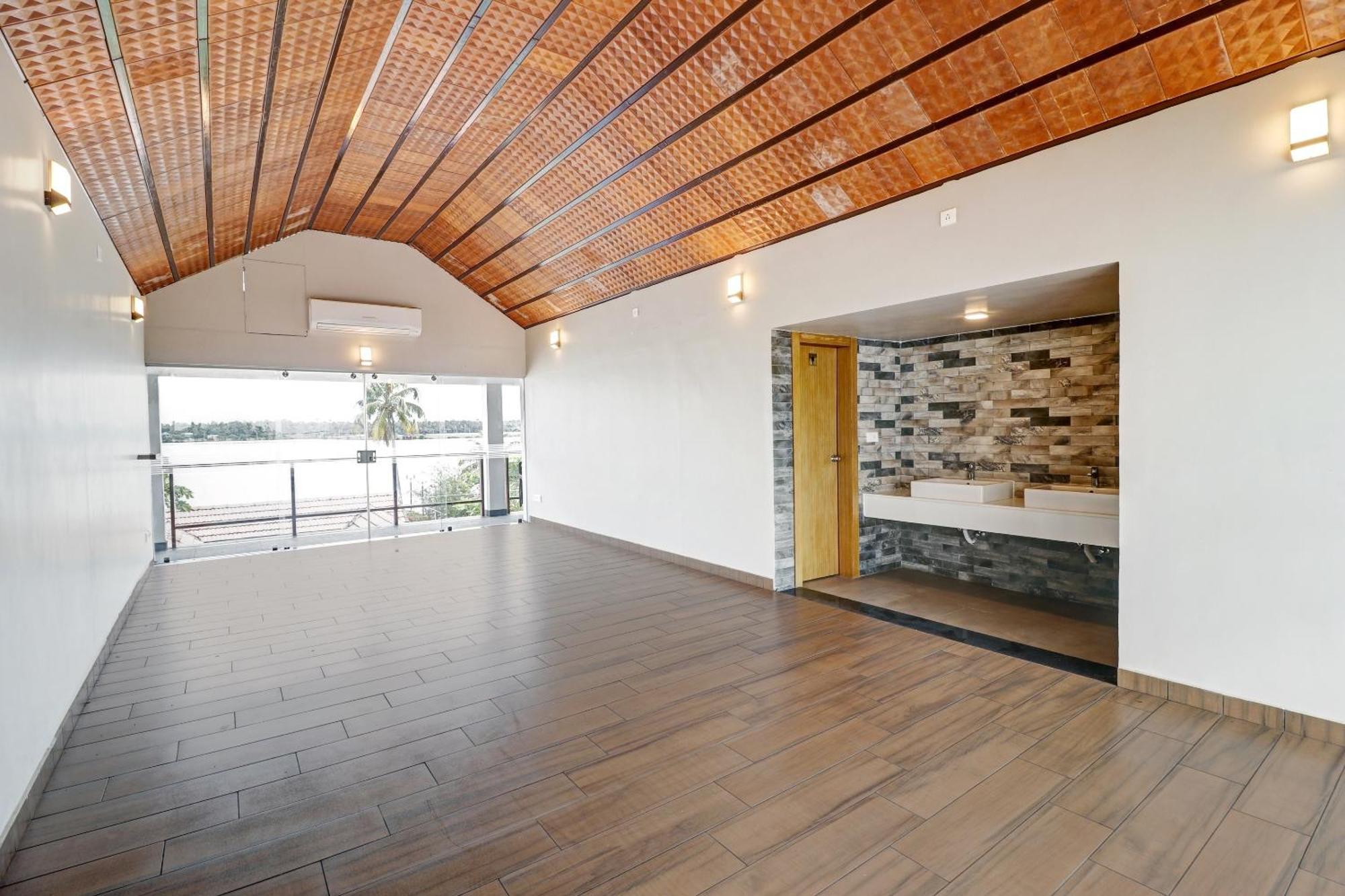 Townhouse Oak Edassery's Sealine Hotel Kochi