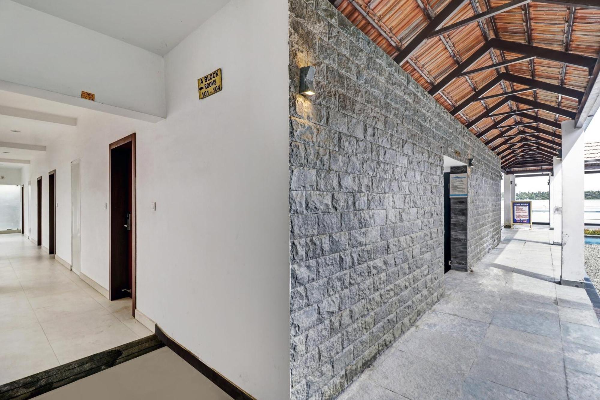 Townhouse Oak Edassery's Sealine Hotel Kochi