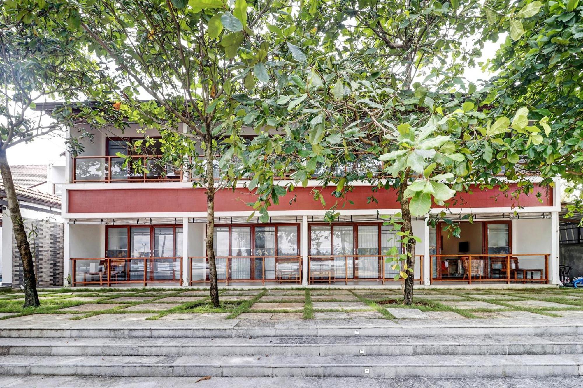 Townhouse Oak Edassery's Sealine Hotel Kochi