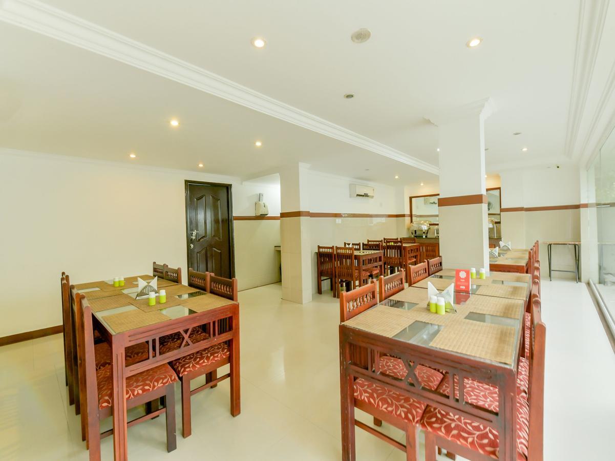 Oyo 15460 Centre Point Hotel 3*