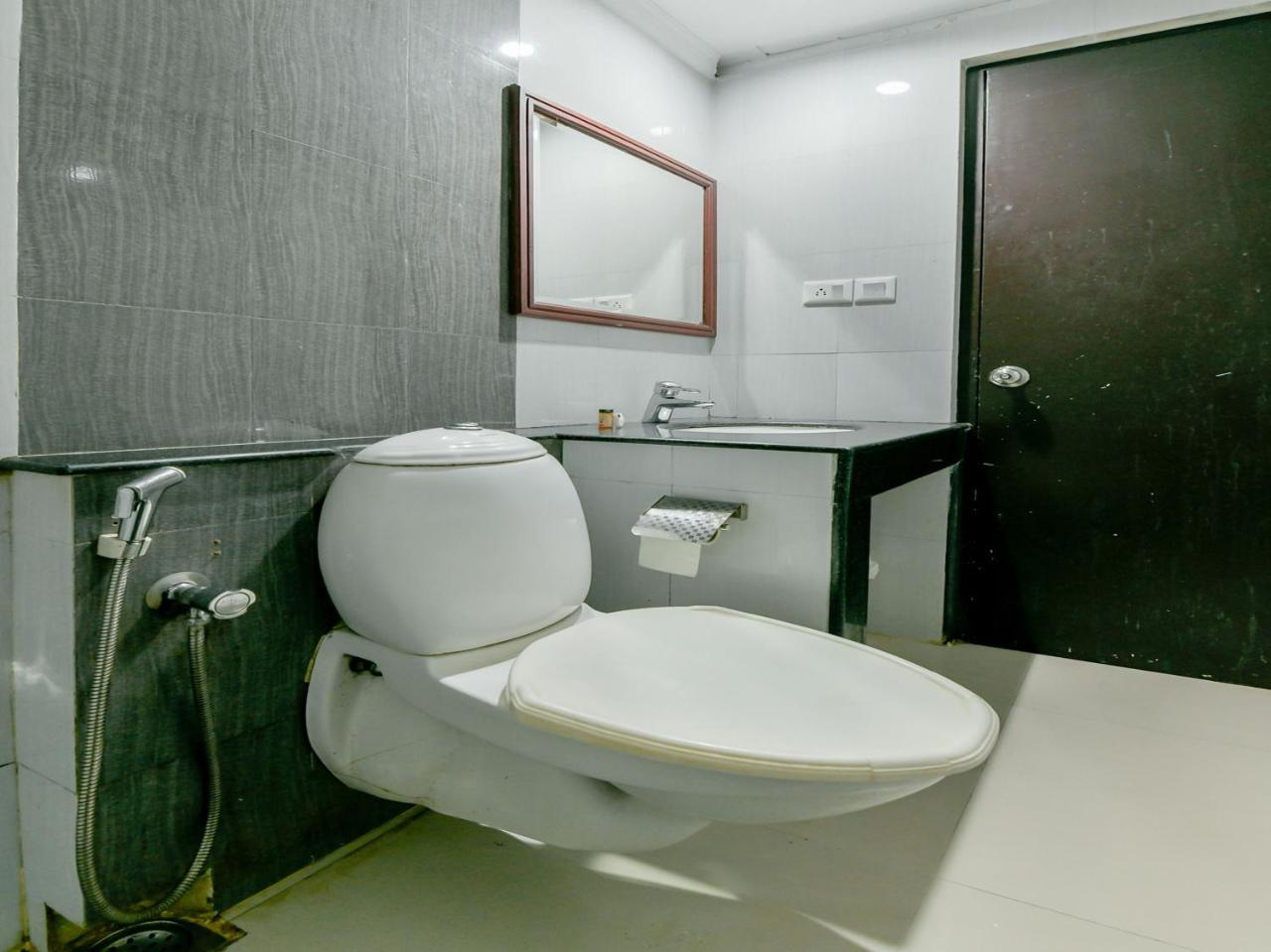 Oyo 15460 Centre Point Hotel