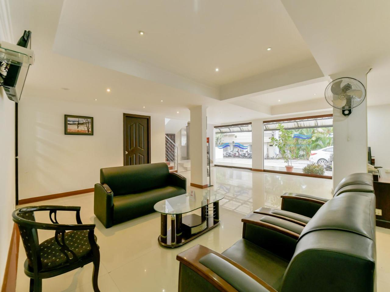 Oyo 15460 Centre Point Hotel 3*