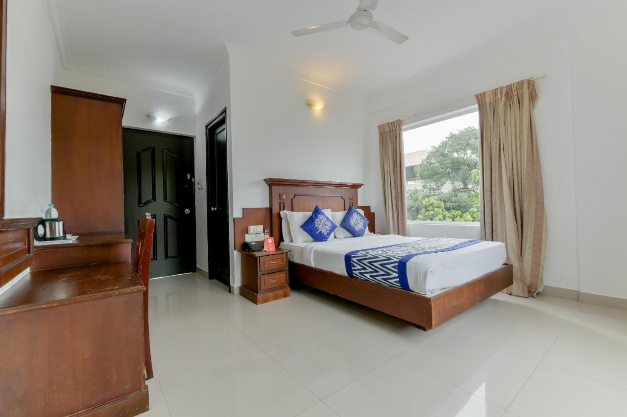 Oyo 15460 Centre Point Hotel