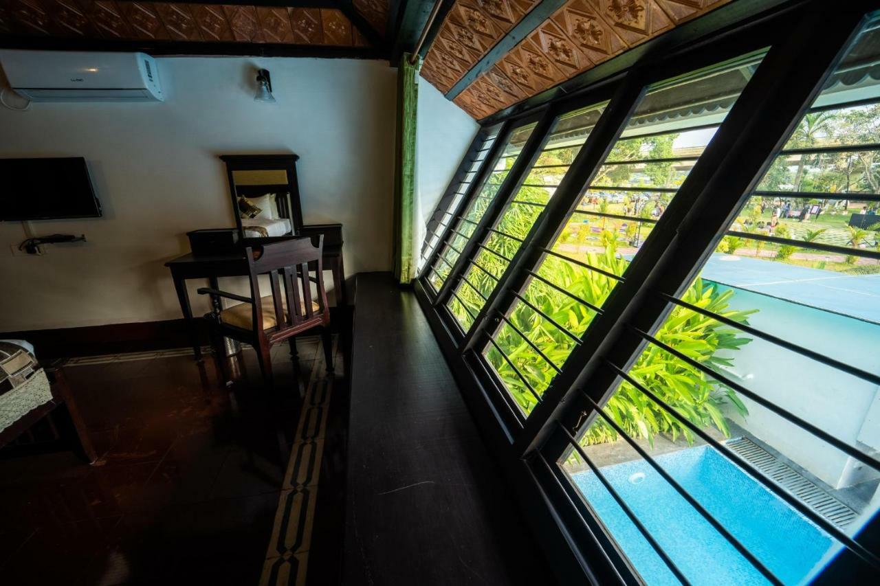 Nihara And Cochin Resort 4*
