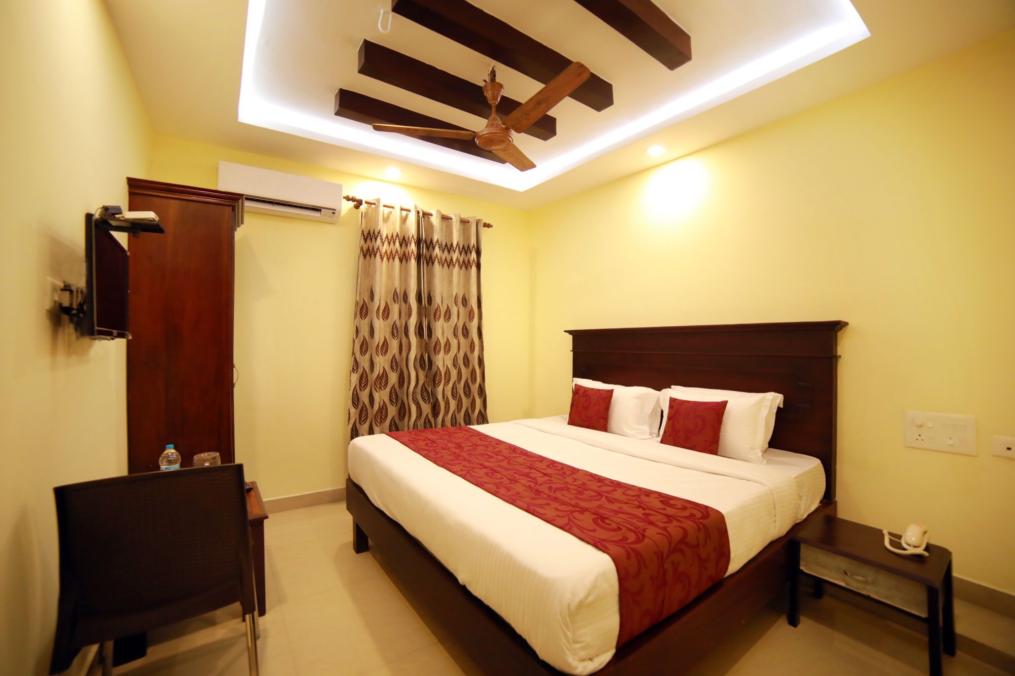 Oyo 8214 Malabar Plaza Residency 1