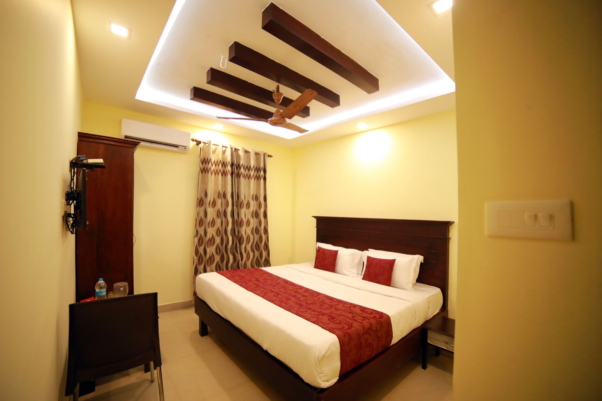 Hotel Oyo 8214 Malabar Plaza Residency 1